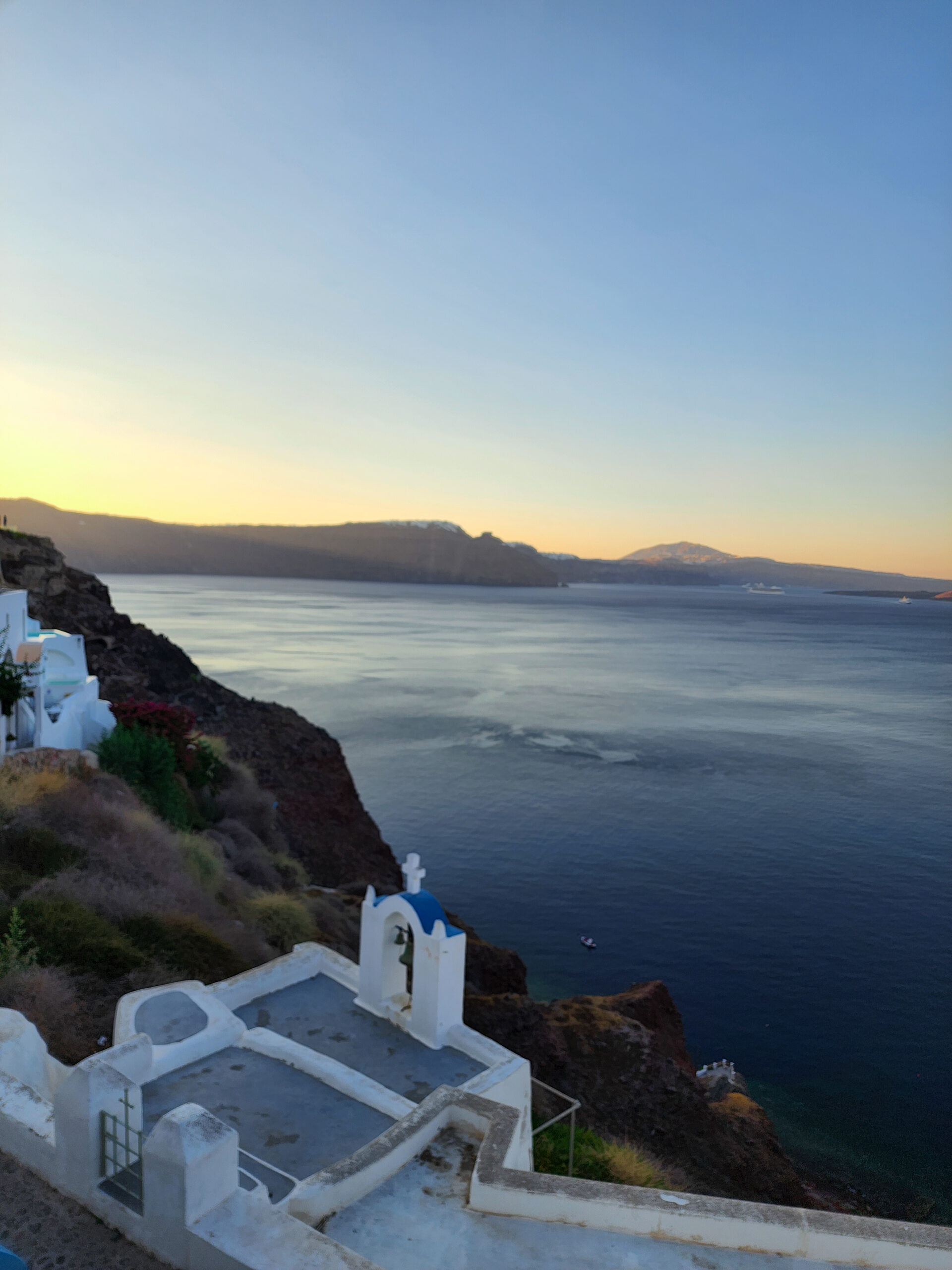 Santorini get up early beat crowds