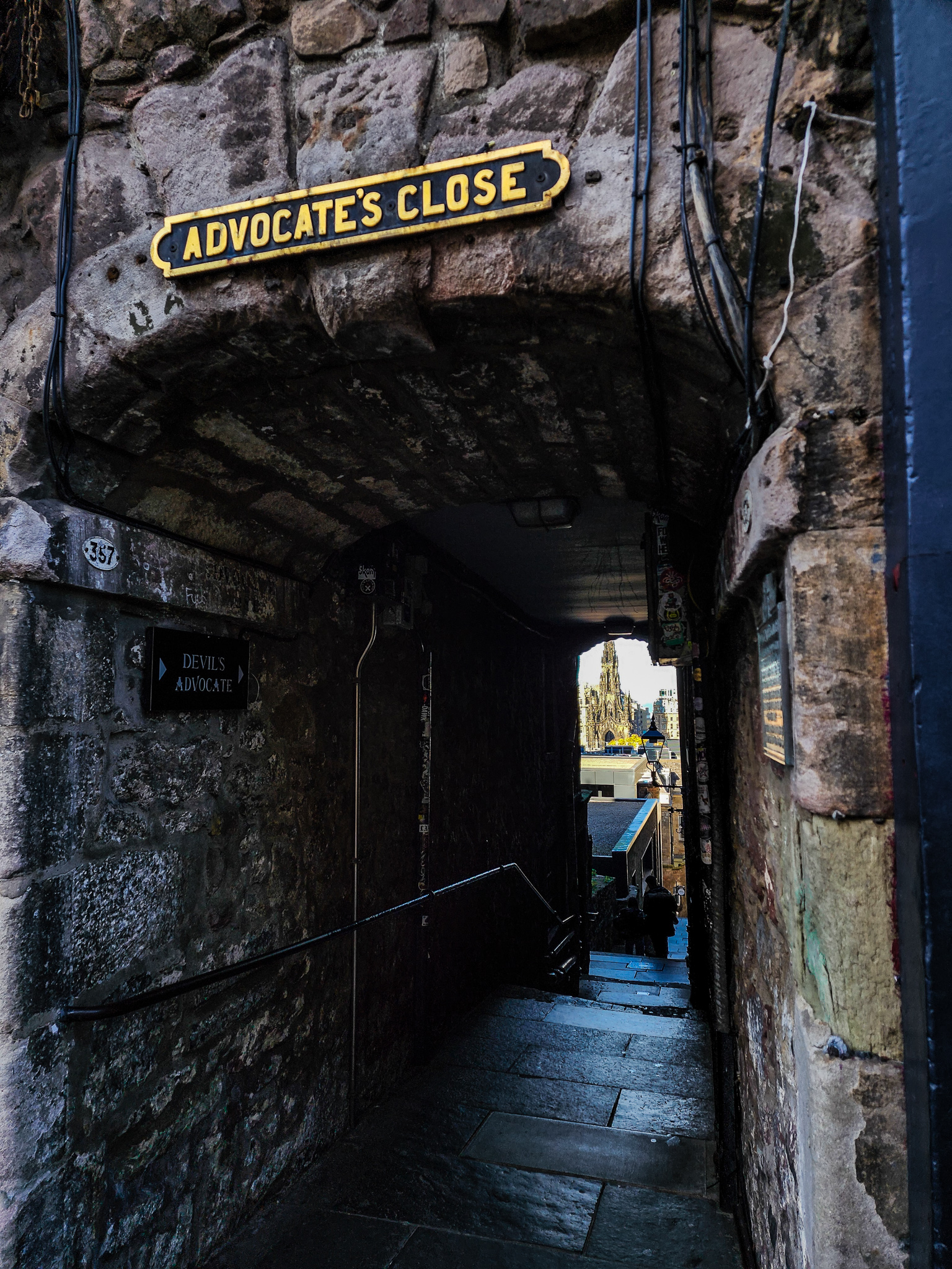 Edinburgh royal mile narrow side alley close