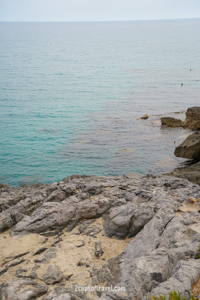 Punto di vista dalle scale al mare hidden beach cefalu