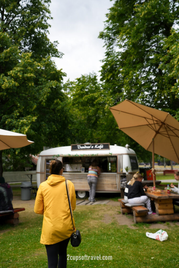 Vandrar’n Kate for a coffee in the park laerdal