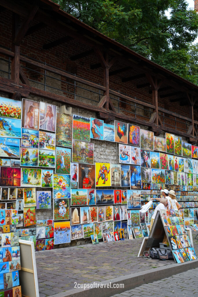 krakow things to do the gallery in the street - Galeria obrazów pod Bramą Floriańska