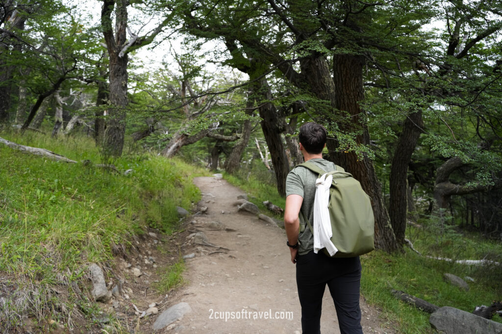 When should you start the hike to Laguna de los Tres