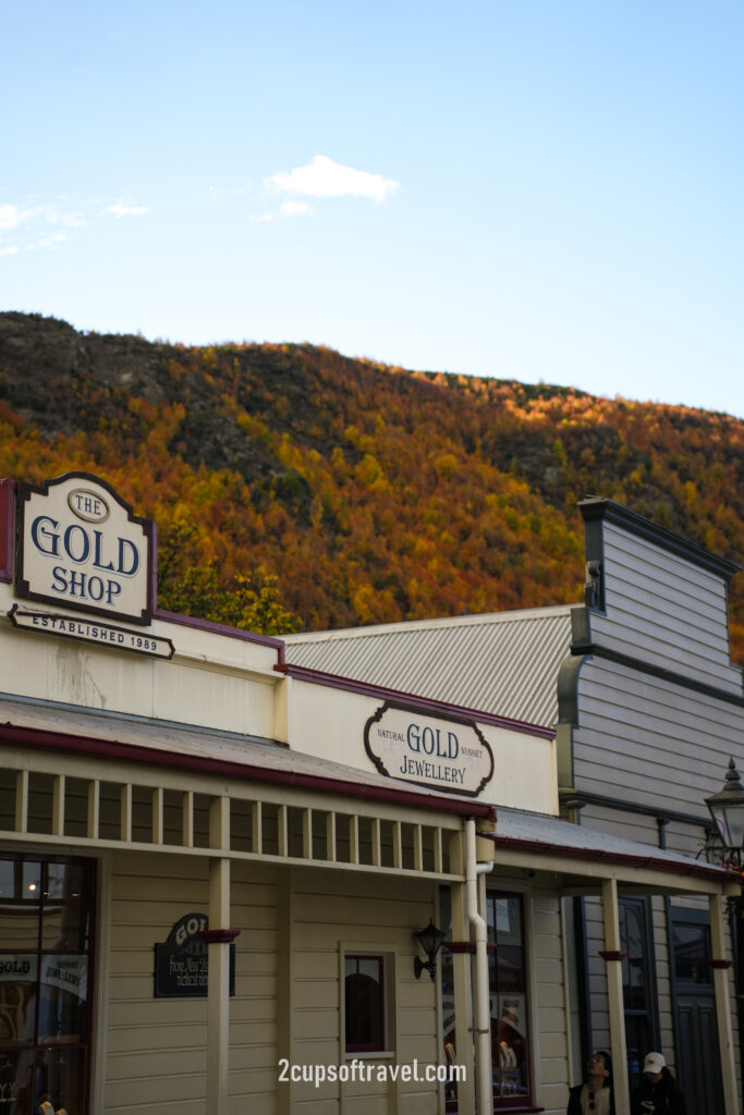 how long should i spend in arrowtown hidden gem queenstown road trip autumn