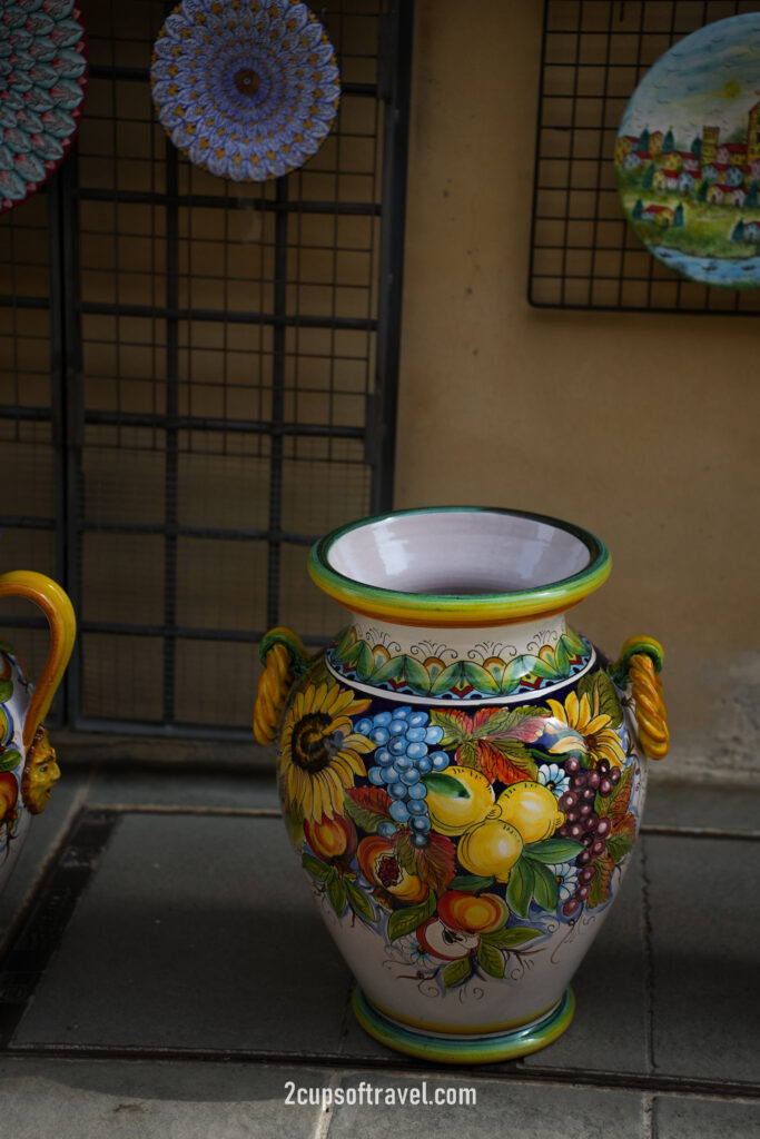 should i visit umbria road trip 1 week itinerary things to know guide deruta pottery hand painted